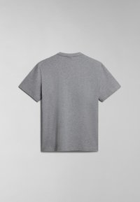 Camiseta gris de manga corta hecha de algodón, con un escote redondo y una textura suave. Presenta un diseño simple sin logotipos ni patrones visibles.