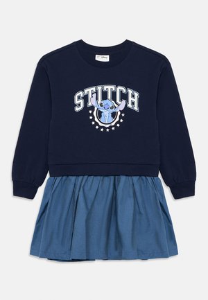 Abito a maniche lunghe blu navy con gonna di jeans arricciata e grafica del personaggio Stitch con testo sul petto.