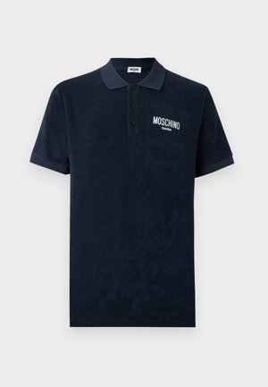Navyblauw poloshirt met korte mouwen, voorzien van drie zwarte knopen en een witte "Moschino Swim"-logo op de linkerborst.