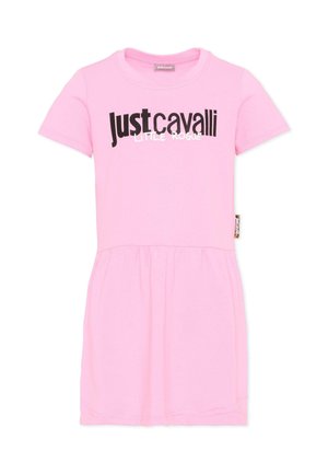 Różowa sukienka z krótkim rękawem, z marszczonym pasem i napisem "Just Cavalli Little Rogue" na piersi w czarno-białych literach.