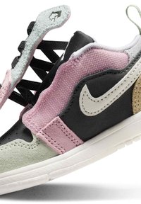 Αθλητικό παπούτσι Nike με πάνελ από σουέντ σε ροζ, μαύρο, γκρι και μπεζ χρώμα, λευκό λογότυπο Swoosh, λευκή σόλα και μερικώς ανοιχτό λουράκι με βέλκρο.