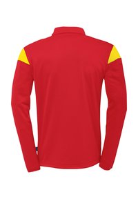 Langærmet polo-shirt i klar rød, med gule detaljer på skuldrene og kraven, lavet af et glat, fleksibelt stof.