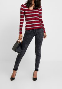 Guess Pullover - red