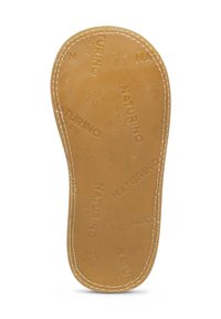 Braune Babyschuhsohle mit gesteppten Kanten, geprägten Sternen, Halbmondformen sowie "Naturino baby" und "Turino" Branding.