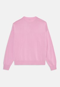 Rosa genser med lange ermer, rund utringning og ribbede mansjetter. Glatt tekstur og jevn, ensfarget uten synlige mønstre eller detaljer.