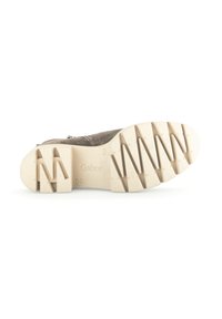 Bruine leren boot met een gestructureerde bovenkant en een stevige, gemusterde beige rubberen zool. Voorzien van een zijrits voor gemakkelijke werking. Merk: Gabor.
