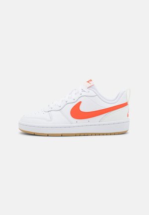 COURT BOROUGH 2 - Zapatillas - white/orange/summit white/sail
