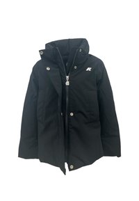 Giacca nera con colletto alto, zip frontale, bottoni a pressione e tasche laterali. Presenta un logo sul lato sinistro superiore. Tessuto morbido.