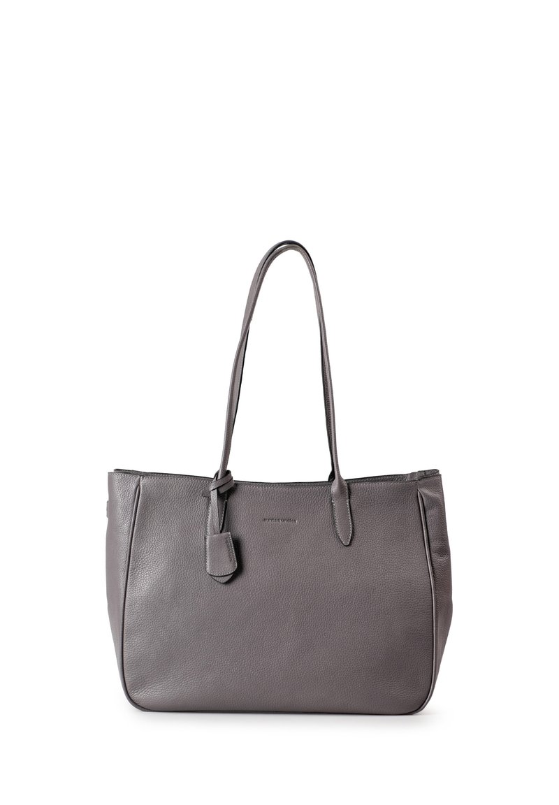 Graue Leder-Shopper-Tasche mit langen Tragriemen und einem kleinen angehängten Etikett, vor einem weißen Hintergrund präsentiert.