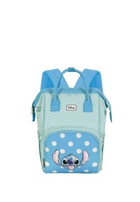 Mochila azul claro con un patrón de zigzag, que cuenta con un gran bolsillo frontal con un personaje de Stitch y puntos blancos, correas ajustables.