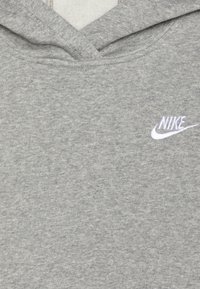 Šedá bavlněná mikina s kapucí, přední kapsou, stažitelnou kapucí a bílým logem Nike na hrudi. Měkká textura, pohodlný design.
