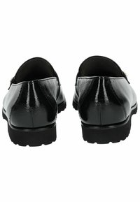 Zwarte patenten leren loafers met een gladde afwerking, ronde achterzijde, subtiele stiksels en een gestructureerde rubberen zool voor grip.