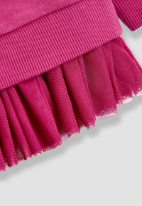 Felpa fucsia con colletto a coste e orlo in tulle plissettato a strati, che mette in mostra una texture morbida e un'illusione traslucida.