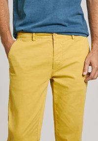 Pepe Jeans SLIM - Hlače chino - ochre yellow