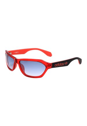 Occhiali da sole Adidas rossi e neri con lenti sfumate blu e logo Adidas sulle aste nere.