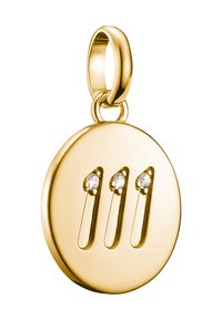 Runder Goldanhänger mit geprägter Zahl 111, wobei jede Ziffer mit einem kleinen klaren Edelstein dekoriert ist, befestigt an einem glatten Ösenbail.