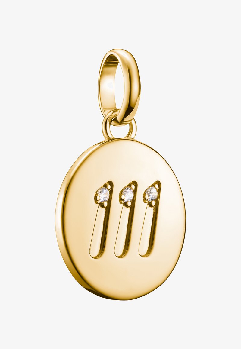 Runder Goldanhänger mit geprägter Zahl 111, wobei jede Ziffer mit einem kleinen klaren Edelstein dekoriert ist, befestigt an einem glatten Ösenbail.
