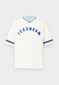 Λευκό πουκάμισο με κοντά μανίκια και μπλε κείμενο "ICECREAM" κυρτωμένο στο στήθος, με μπλε, κρεμ και ανοιχτό μπλε ρίγες στις μανσέτες των μανικιών και στο V-λαιμόκοψη.