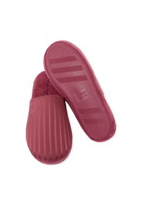 Bordowe kapcie z miękką, teksturowaną cholewką i paskowanym wzorem. Gumowa podeszwa ma poziome rowki zapewniające przyczepność. Podany rozmiar: 38/39.