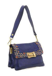 Borsa a tracolla in pelle blu con decorazioni in metallo dorato e rosso, chiusura dorata e ampia tracolla.