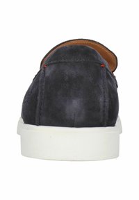 Marinblå mockaskor utan snörning med vit gummisula, med rund tå och en mjuk yta, prydda med orange söm-detaljer.