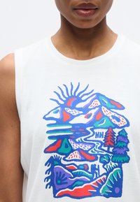 Λευκό αμάνικο πουκάμισο με πολύχρωμο γραφικό σχέδιο που απεικονίζει βουνά, δέντρα και ποτάμι, με ζωηρά μπλε, κόκκινα, πράσινα και μωβ χρώματα.