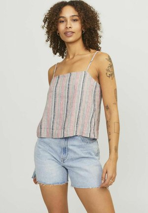 Top de tela a rayas con tirantes finos, que presenta líneas verticales en rosa, azul y blanco; combinado con pantalones cortos de mezclilla deshilachados.