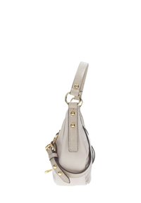 Borsa beige con una tracolla testurizzata e accessori in oro. Forma arrotondata, dotata di un manico laterale e una finitura liscia.