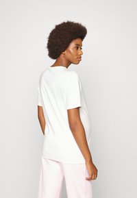 Pieces Maternity PCMKIDULA TEE - T-shirt estampada - bright white
