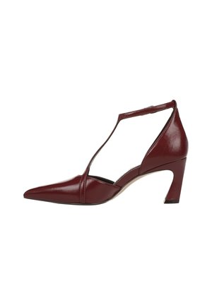 Chaussure à talon haut en cuir bordeaux avec un bout pointu et une bride de cheville, présentant un design découpé et un talon courbé et mince.