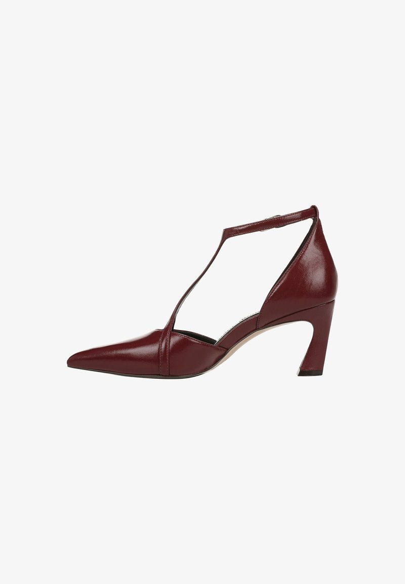 Chaussure à talon haut en cuir bordeaux avec un bout pointu et une bride de cheville, présentant un design découpé et un talon courbé et mince.