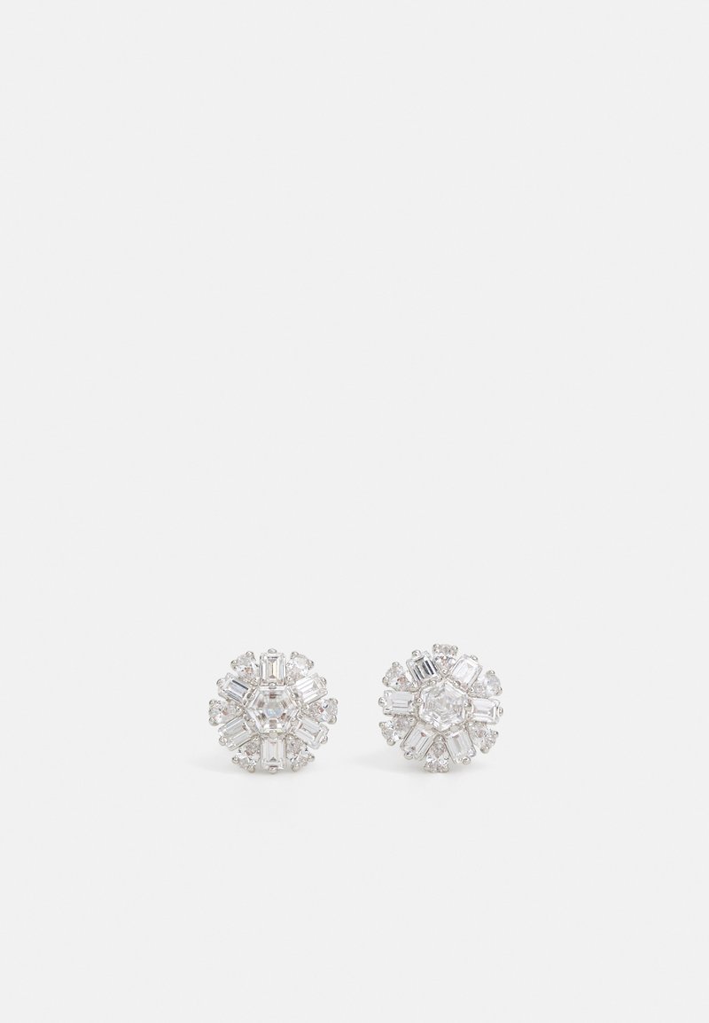 Brincos de prata com um design redondo e floral, adornados com cristais transparentes de várias formas, incluindo acentos redondos e retangulares, destacando detalhes intrincados.