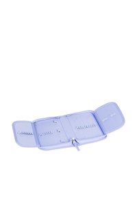 Custodia viola con zip e interno testurizzato, dotata di cinturini elastici per fissare gli oggetti e chiusure a strappo sulla patta destra.