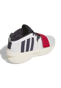 Vit sportskor med marinblå och röda accenter, med en ovandel i mesh, tre svarta ränder och texturerade överdrag för stöd.