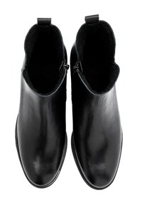 Czarne skórzane botki za kostkę o gładkim wykończeniu, z zamkami błyskawicznymi po obu stronach oraz miękką czarną podszewką. Okrągły nos i brak widocznych akcentów.