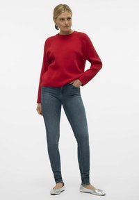 Vero Moda VMGOLD - Strickpullover - salsa