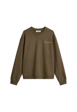 Sweat-shirt col rond vert olive avec manches longues et petit logo en script blanc sur le côté gauche de la poitrine.