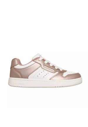 Sneaker Skechers bassa bianca e oro rosa con chiusura con lacci e dettagli traforati ai lati su suola bianca.