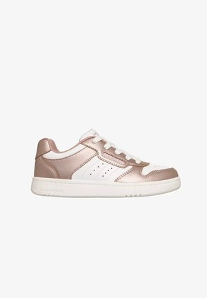 Sneaker Skechers bassa bianca e oro rosa con chiusura con lacci e dettagli traforati ai lati su suola bianca.