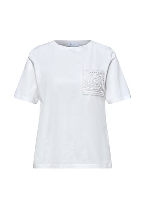 T-shirt bianca a maniche corte con scollo rotondo e tasca quadrata con texture sul petto sinistro, davanti semplice, stile casual.