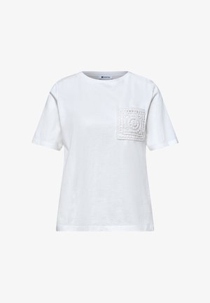 T-shirt bianca a maniche corte con scollo rotondo e tasca quadrata con texture sul petto sinistro, davanti semplice, stile casual.