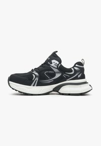 Zwarte sportieve schoenen met meshpanelen, zilveren accenten, een ronde neus, een dikke witte zool en een aantrekhaak aan de achterkant voor eenvoudig aan- en uittrekken.