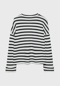 Pull à rayures noires et blanches avec un col rond, des manches longues et une coupe décontractée. Texture côtelée avec des rayures horizontales.