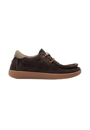 Zapato casual de ante marrón oscuro con suela y cordones marrón claros, costuras estilo mocasín y collarín acolchado beige en el talón.