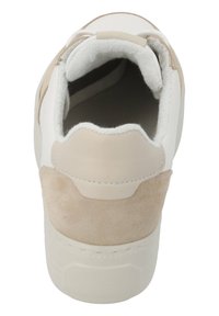 Herren Sneaker mit einem Obermaterial aus weißem Leder, beigefarbenen Wildlederelementen, runder Zehenform, gepolsterter Schuhkragen und einer strukturierten Gummisohle.