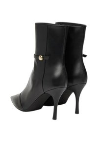 Stivaletti alla caviglia in pelle nera con punta affusolata, tacco a spillo alto e cinturino decorativo con dettaglio in oro.