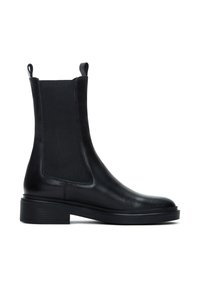 Stivale alla caviglia nero con una parte anteriore in pelle liscia, pannelli laterali elastici e tacco impilato. Il design è elegante con accenti minimi.