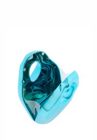 Gekromd, doorschijnende teal plastic structuur met een glanzende afwerking, met een cirkelvormige uitsparing en vloeiende vormen, die verschillende gemarmerde patronen toont.