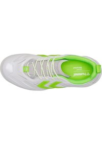 Chaussure de sport blanche avec des accents verts, dessus texturé et lacets à motifs. Présente une semelle intérieure rembourrée et un bout lisse et arrondi.