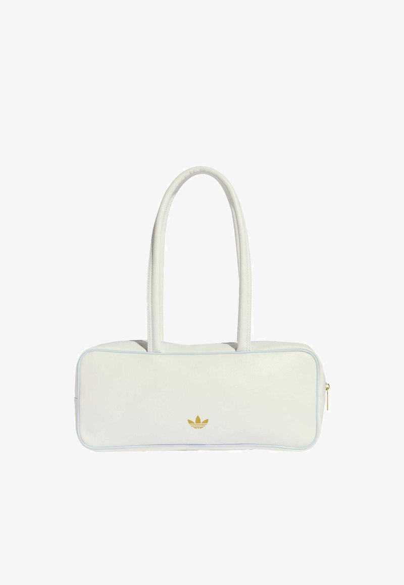 Bijela kožna torbica s dvije duge ručke, pravokutnog oblika, zlatnim logotipom kao detaljem i svijetloplavim obrubom duž rubova. Zatvara se patentnim zatvaračem.